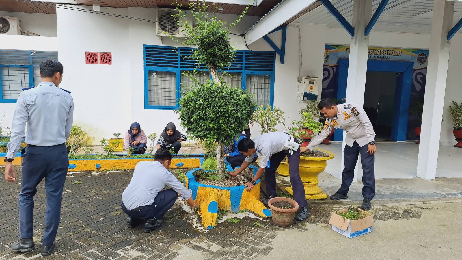 Dishub Kampar Gotong Royong Bersama, Bersihkan Lingkungan Kantor